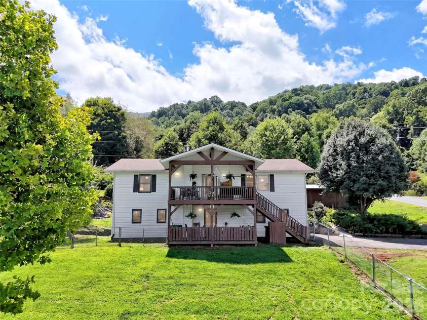 555 Acres View Drive, Waynesville, NC 28786.  MLS# CAR4417073, YatesRealty ID 46045. 