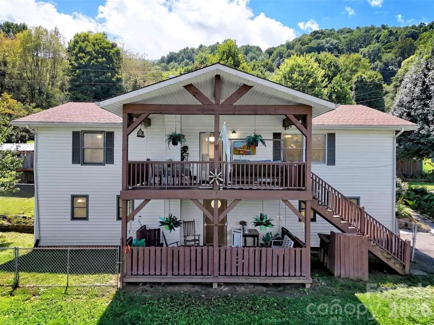 555 Acres View Drive, Waynesville, NC 28786.  MLS# CAR4417073, YatesRealty ID 46045. 