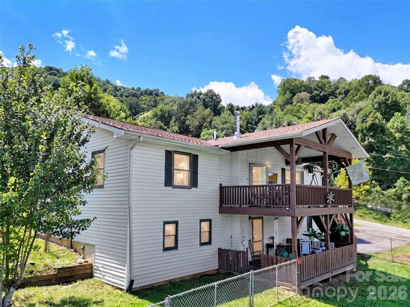555 Acres View Drive, Waynesville, NC 28786.  MLS# CAR4417073, YatesRealty ID 46045. 