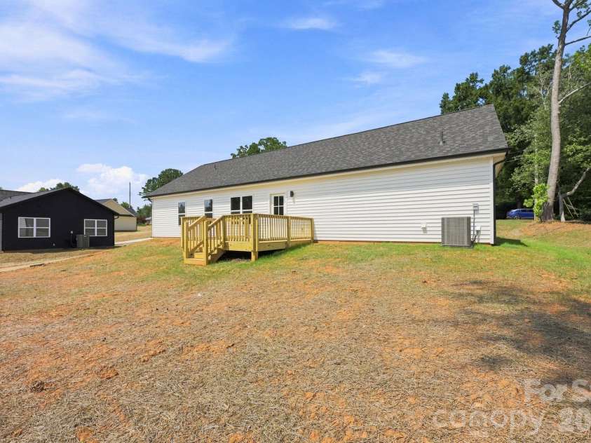 1513 Robin Road, Newton, NC 28658.  MLS# CAR4417080, YatesRealty ID 46046. 