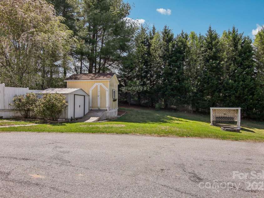 11 Haven Crest Lane, Fletcher, NC 28732.  MLS# CAR4239204, YatesRealty ID 4605. 
