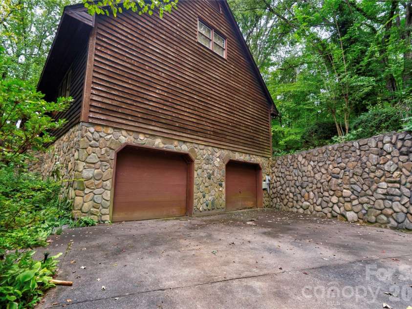 812 Southridge Drive, Kings Mountain, NC 28086.  MLS# CAR4415550, YatesRealty ID 46061. Basement Garage