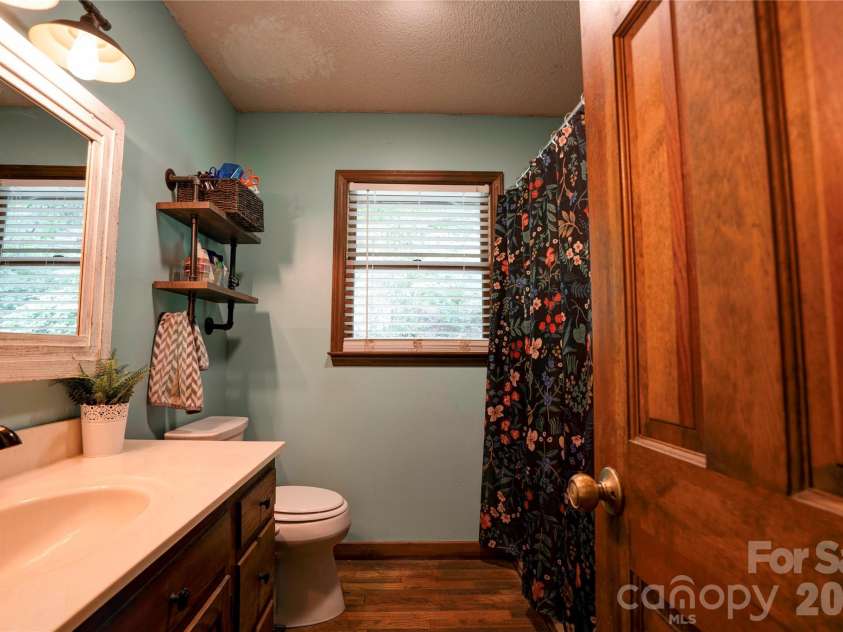 812 Southridge Drive, Kings Mountain, NC 28086.  MLS# CAR4415550, YatesRealty ID 46061. Bathroom 1