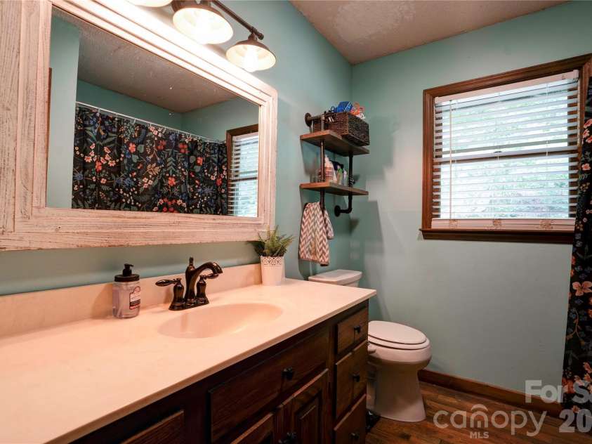 812 Southridge Drive, Kings Mountain, NC 28086.  MLS# CAR4415550, YatesRealty ID 46061. Bathroom 1