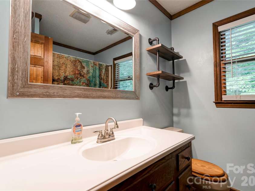 812 Southridge Drive, Kings Mountain, NC 28086.  MLS# CAR4415550, YatesRealty ID 46061. Bathroom 2