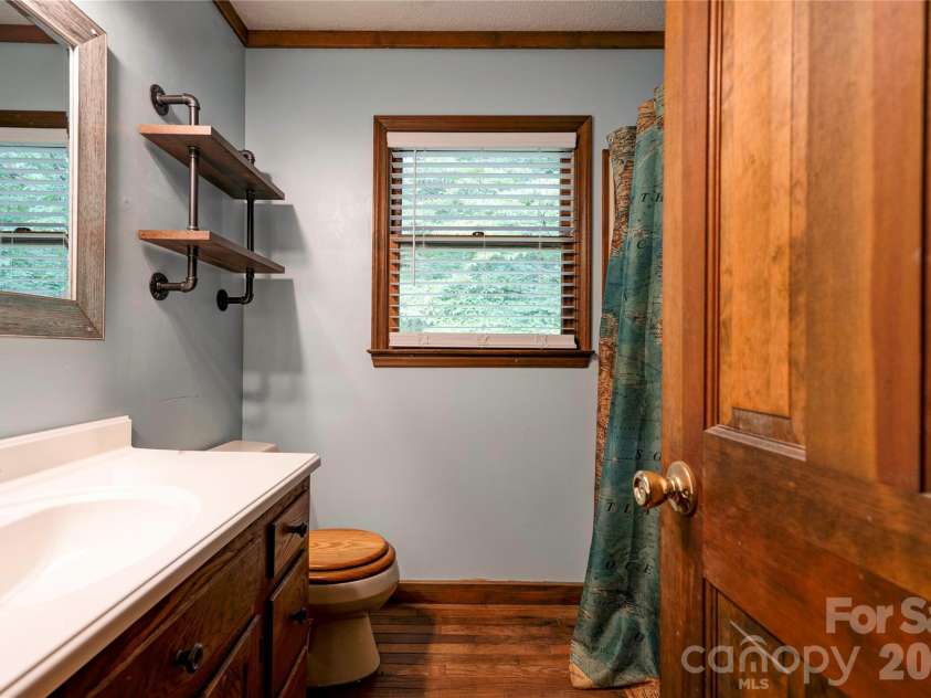 812 Southridge Drive, Kings Mountain, NC 28086.  MLS# CAR4415550, YatesRealty ID 46061. Bathroom 2