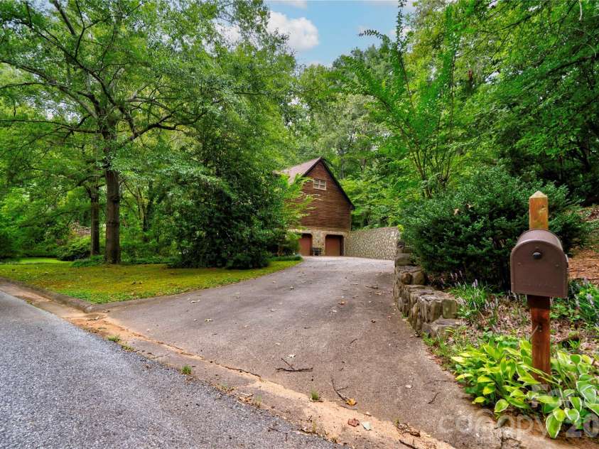 812 Southridge Drive, Kings Mountain, NC 28086.  MLS# CAR4415550, YatesRealty ID 46061. Drive