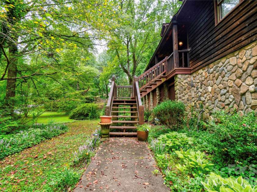 812 Southridge Drive, Kings Mountain, NC 28086.  MLS# CAR4415550, YatesRealty ID 46061. Front Steps
