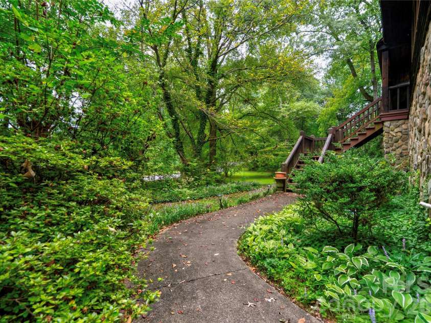 812 Southridge Drive, Kings Mountain, NC 28086.  MLS# CAR4415550, YatesRealty ID 46061. Front Walk