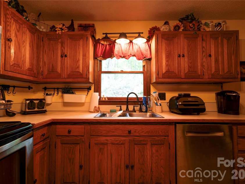 812 Southridge Drive, Kings Mountain, NC 28086.  MLS# CAR4415550, YatesRealty ID 46061. Kitchen