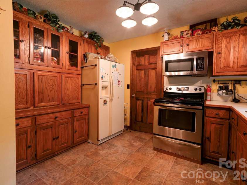 812 Southridge Drive, Kings Mountain, NC 28086.  MLS# CAR4415550, YatesRealty ID 46061. Kitchen