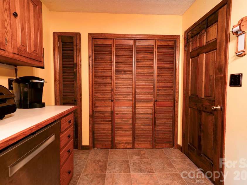812 Southridge Drive, Kings Mountain, NC 28086.  MLS# CAR4415550, YatesRealty ID 46061. Kitchen/Laundry