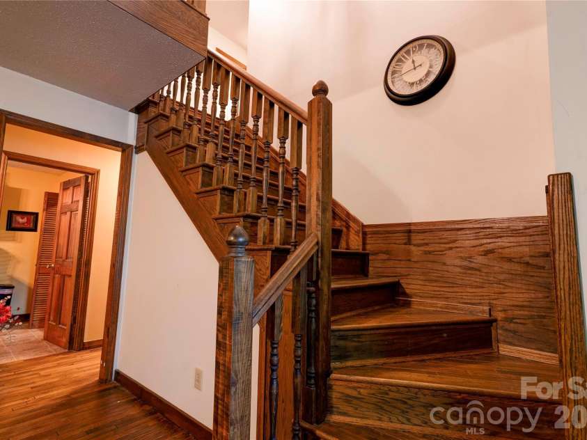 812 Southridge Drive, Kings Mountain, NC 28086.  MLS# CAR4415550, YatesRealty ID 46061. Stairs