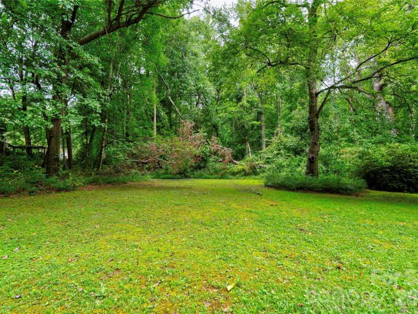 812 Southridge Drive, Kings Mountain, NC 28086.  MLS# CAR4415550, YatesRealty ID 46061. Yard