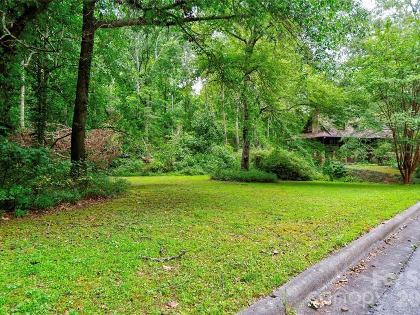 812 Southridge Drive, Kings Mountain, NC 28086.  MLS# CAR4415550, YatesRealty ID 46061. Yard