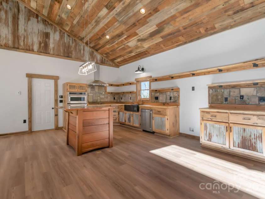 486 Hunter-Lysik Way, Laurel Springs, NC 28644.  MLS# CAR4325096, YatesRealty ID 4607. Rustic Kitchen
