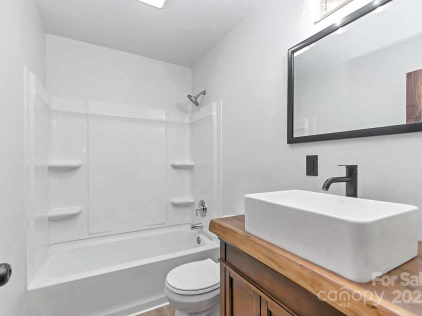 486 Hunter-Lysik Way, Laurel Springs, NC 28644.  MLS# CAR4325096, YatesRealty ID 4607. Upper Level Full Bath