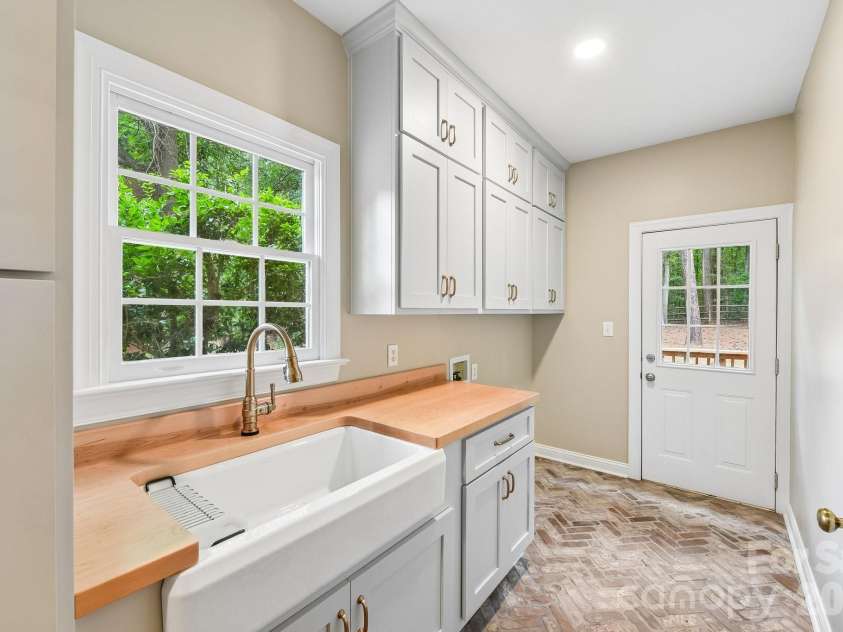 4123 Mountain Cove Drive, Charlotte, NC 28216.  MLS# CAR4415906, YatesRealty ID 46072. 