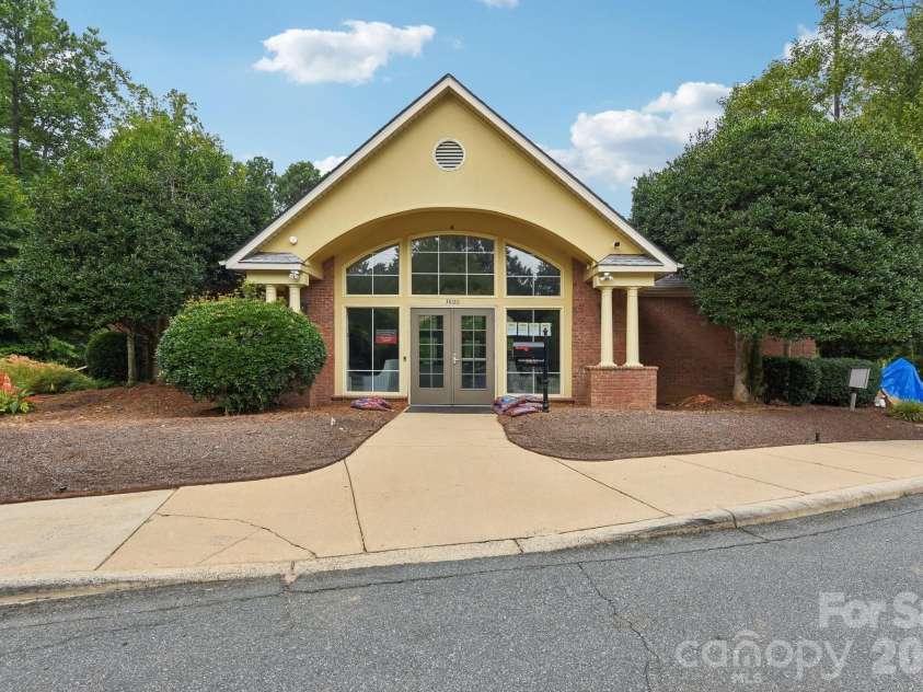 4123 Mountain Cove Drive, Charlotte, NC 28216.  MLS# CAR4415906, YatesRealty ID 46072. 