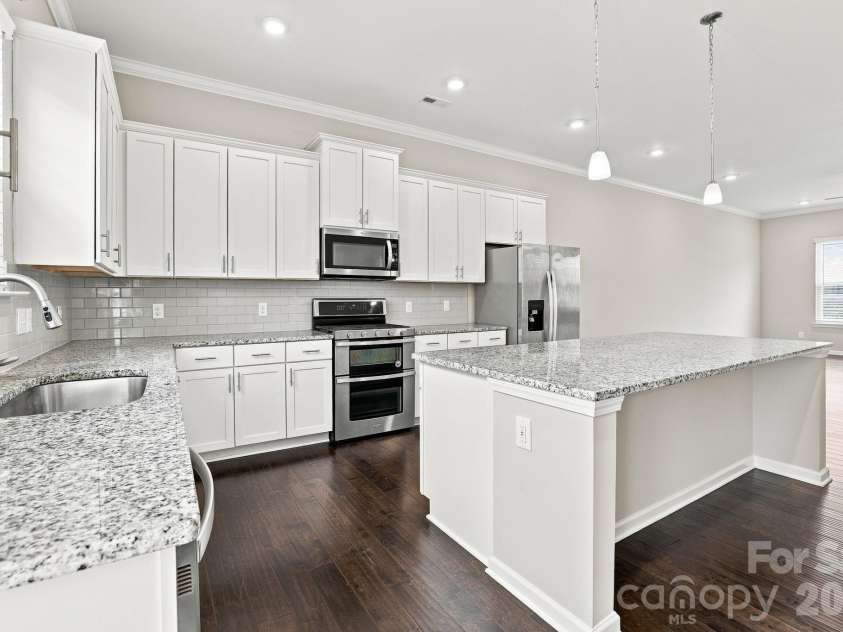 9604 Ainslie Downs Street, Charlotte, NC 28273.  MLS# CAR4416440, YatesRealty ID 46075. Very nice, kitchen with a statement!