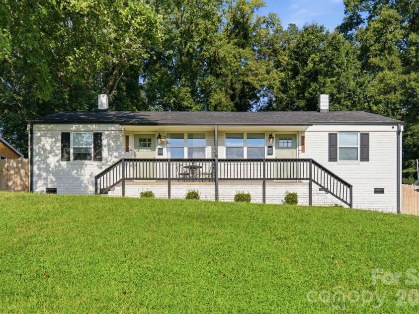 3019 Columbus Circle, Charlotte, NC 28208.  MLS# CAR4416977, YatesRealty ID 46076. 