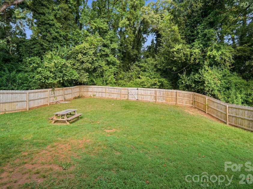3019 Columbus Circle, Charlotte, NC 28208.  MLS# CAR4416977, YatesRealty ID 46076. 