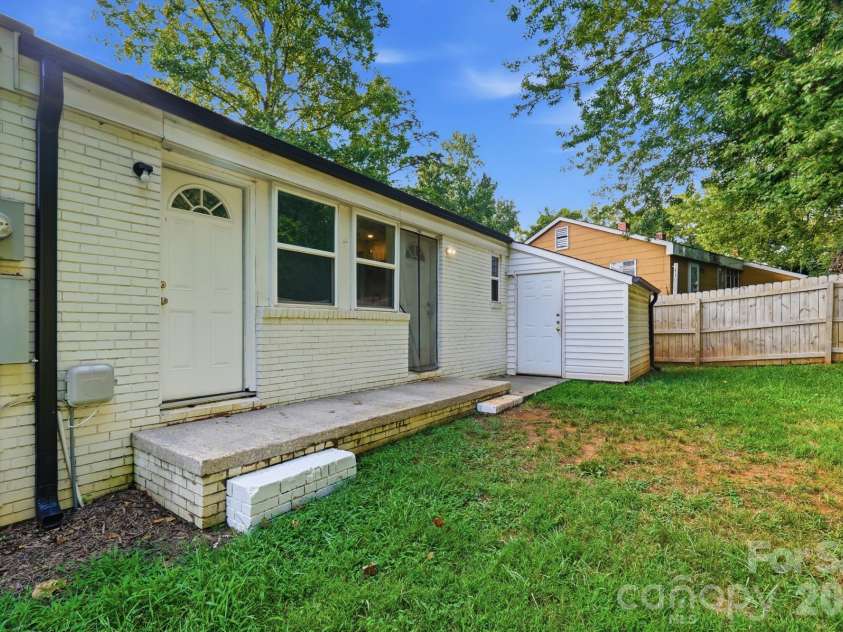 3019 Columbus Circle, Charlotte, NC 28208.  MLS# CAR4416977, YatesRealty ID 46076. 