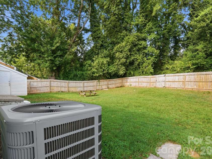 3019 Columbus Circle, Charlotte, NC 28208.  MLS# CAR4416977, YatesRealty ID 46076. 