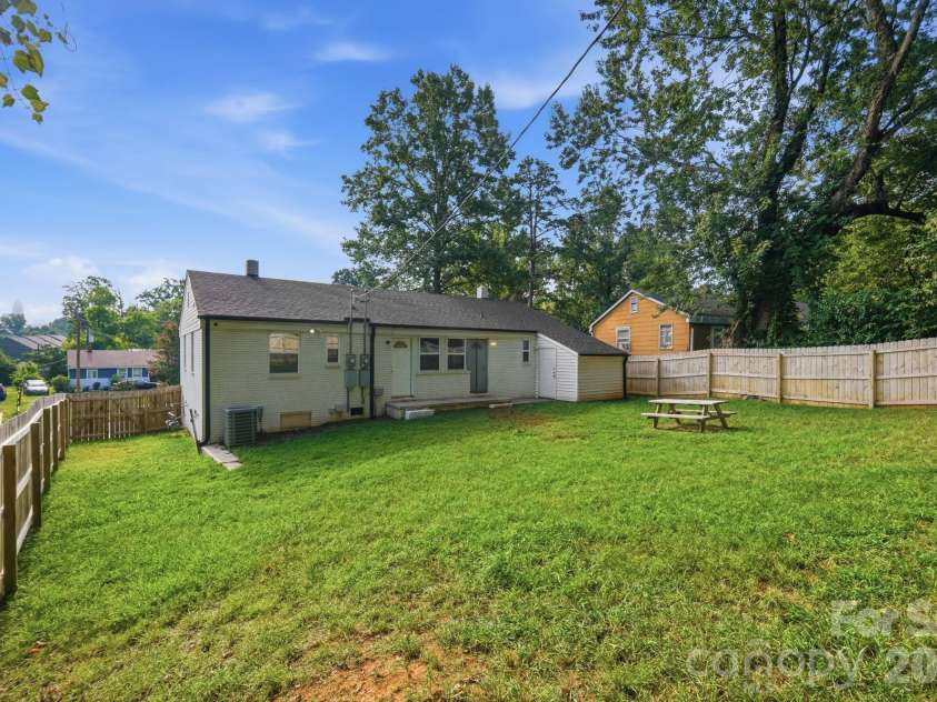 3019 Columbus Circle, Charlotte, NC 28208.  MLS# CAR4416977, YatesRealty ID 46076. 
