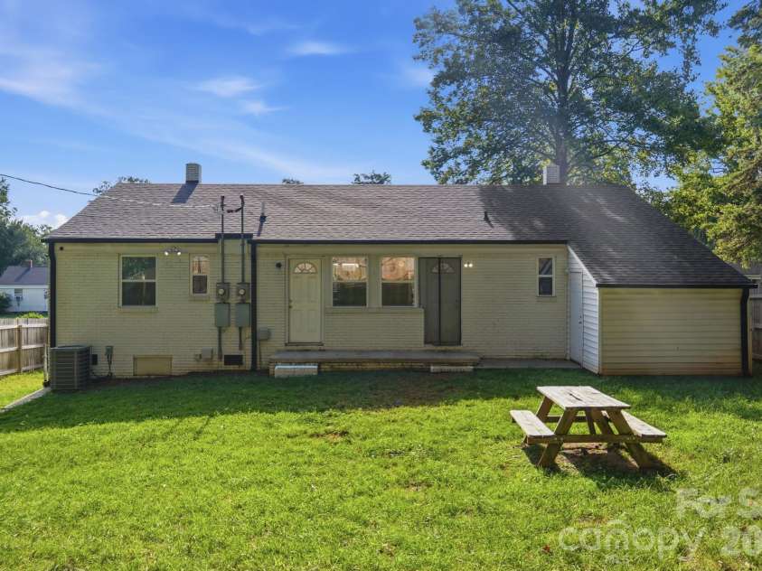 3019 Columbus Circle, Charlotte, NC 28208.  MLS# CAR4416977, YatesRealty ID 46076. 