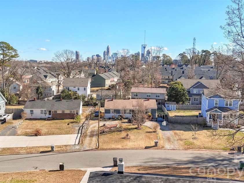 3019 Columbus Circle, Charlotte, NC 28208.  MLS# CAR4416977, YatesRealty ID 46076. 