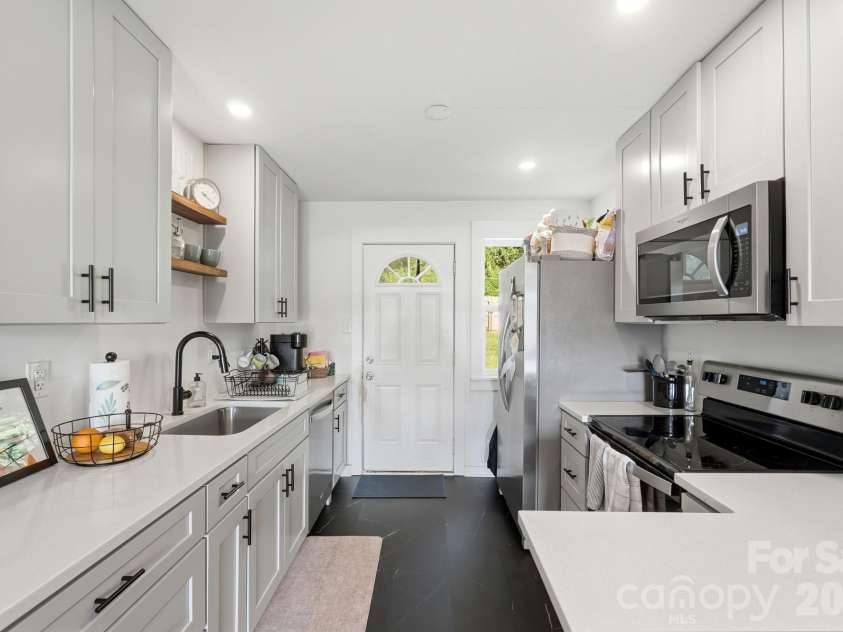 3019 Columbus Circle, Charlotte, NC 28208.  MLS# CAR4416977, YatesRealty ID 46076. Unit 3019