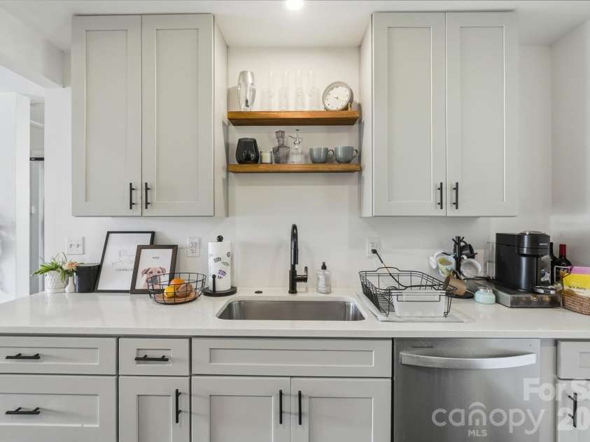 3019 Columbus Circle, Charlotte, NC 28208.  MLS# CAR4416977, YatesRealty ID 46076. Unit 3019