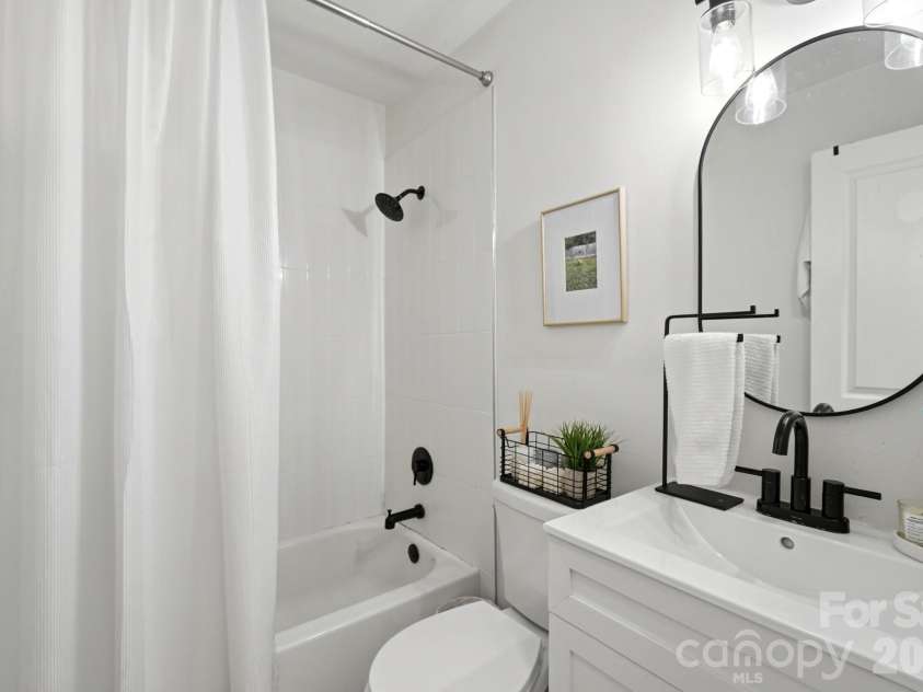 3019 Columbus Circle, Charlotte, NC 28208.  MLS# CAR4416977, YatesRealty ID 46076. Unit 3019