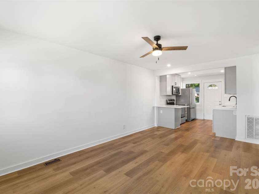 3019 Columbus Circle, Charlotte, NC 28208.  MLS# CAR4416977, YatesRealty ID 46076. Unit 3021