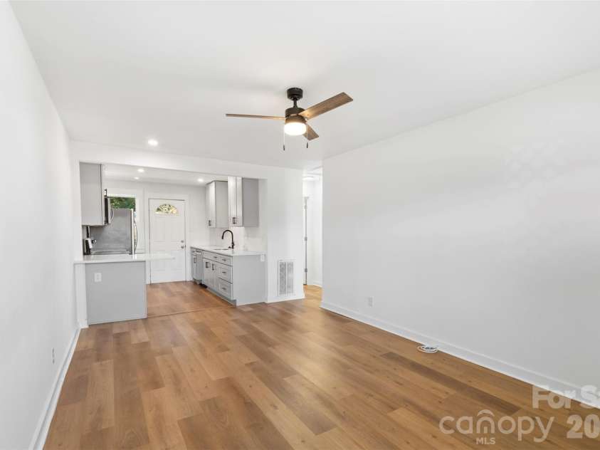 3019 Columbus Circle, Charlotte, NC 28208.  MLS# CAR4416977, YatesRealty ID 46076. Unit 3021