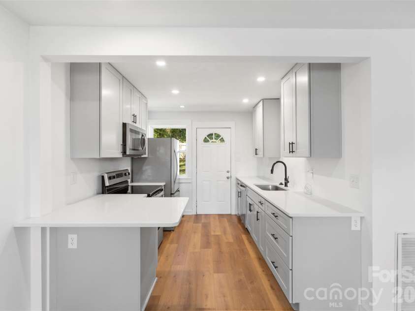 3019 Columbus Circle, Charlotte, NC 28208.  MLS# CAR4416977, YatesRealty ID 46076. Unit 3021