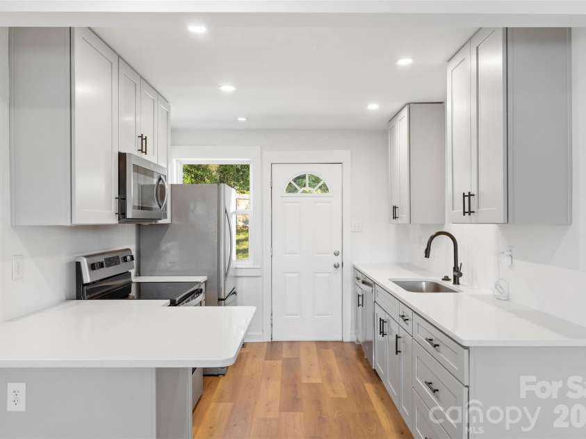 3019 Columbus Circle, Charlotte, NC 28208.  MLS# CAR4416977, YatesRealty ID 46076. Unit 3021