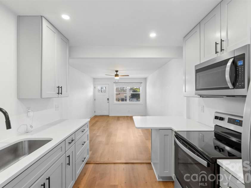 3019 Columbus Circle, Charlotte, NC 28208.  MLS# CAR4416977, YatesRealty ID 46076. Unit 3021
