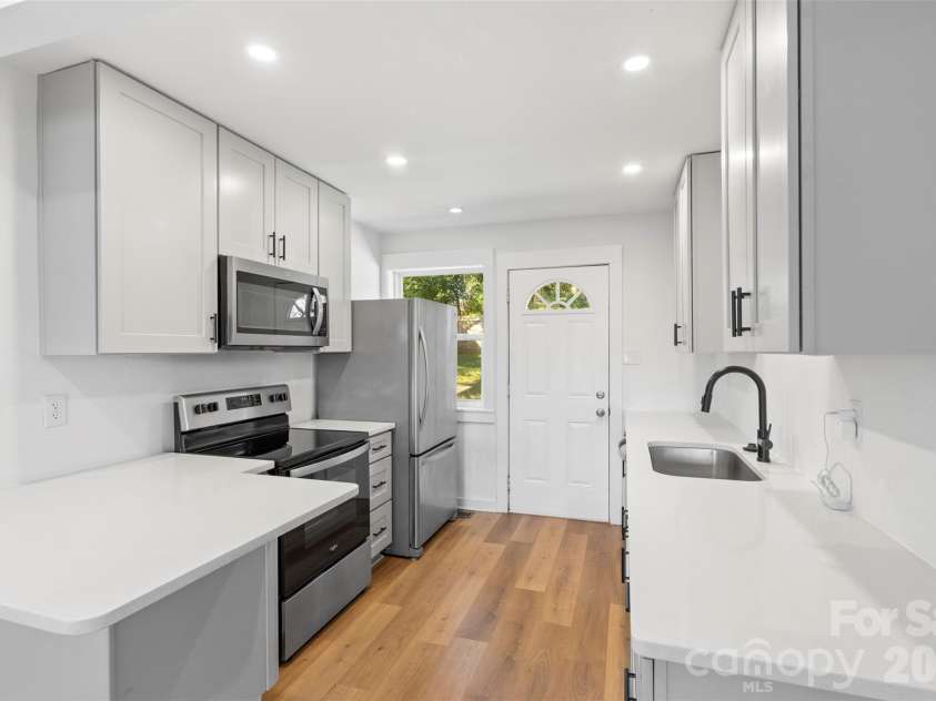 3019 Columbus Circle, Charlotte, NC 28208.  MLS# CAR4416977, YatesRealty ID 46076. Unit 3021