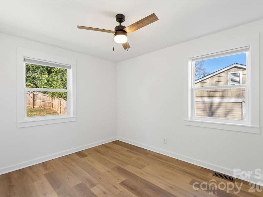 3019 Columbus Circle, Charlotte, NC 28208.  MLS# CAR4416977, YatesRealty ID 46076. Unit 3021