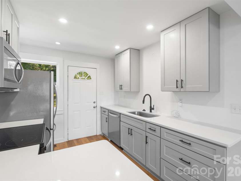 3019 Columbus Circle, Charlotte, NC 28208.  MLS# CAR4416977, YatesRealty ID 46076. Unit 3021