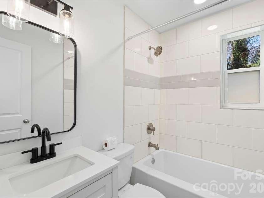 3019 Columbus Circle, Charlotte, NC 28208.  MLS# CAR4416977, YatesRealty ID 46076. Unit 3021