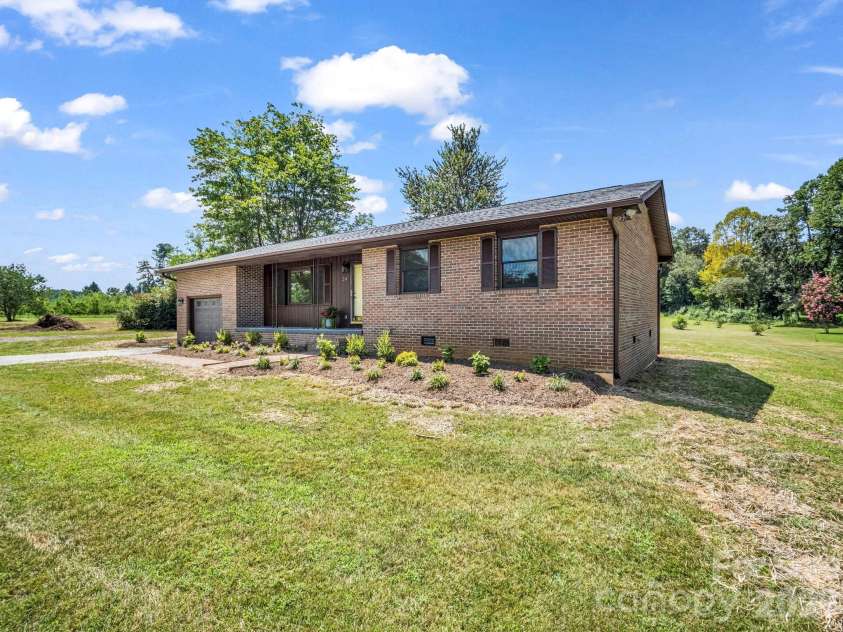 24 Verbena Way, Flat Rock, NC 28731.  MLS# CAR4413467, YatesRealty ID 46077. 