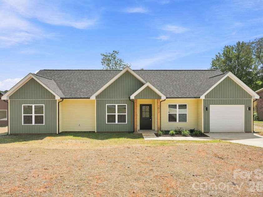 1517 Robin Road, Newton, NC 28658.  MLS# CAR4417102, YatesRealty ID 46080. 