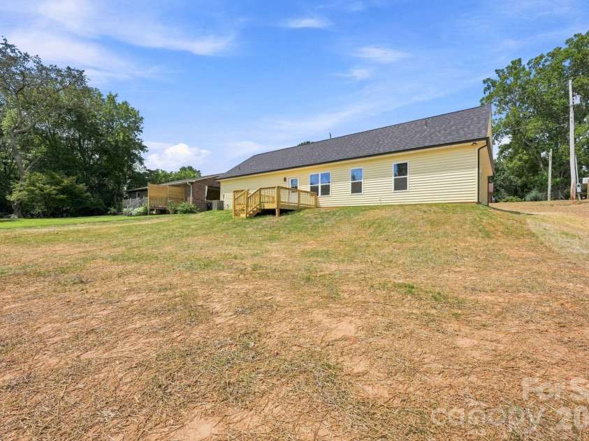 1517 Robin Road, Newton, NC 28658.  MLS# CAR4417102, YatesRealty ID 46080. 