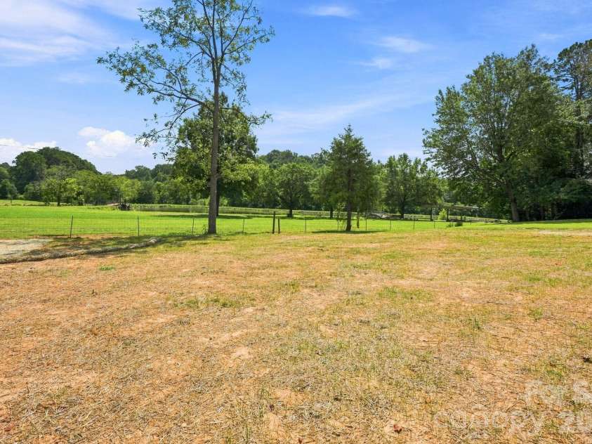 1517 Robin Road, Newton, NC 28658.  MLS# CAR4417102, YatesRealty ID 46080. 