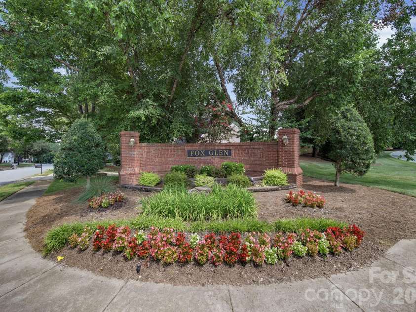 11343 Fox Hill Drive, Charlotte, NC 28269.  MLS# CAR4370223, YatesRealty ID 46081. Fox Glen
