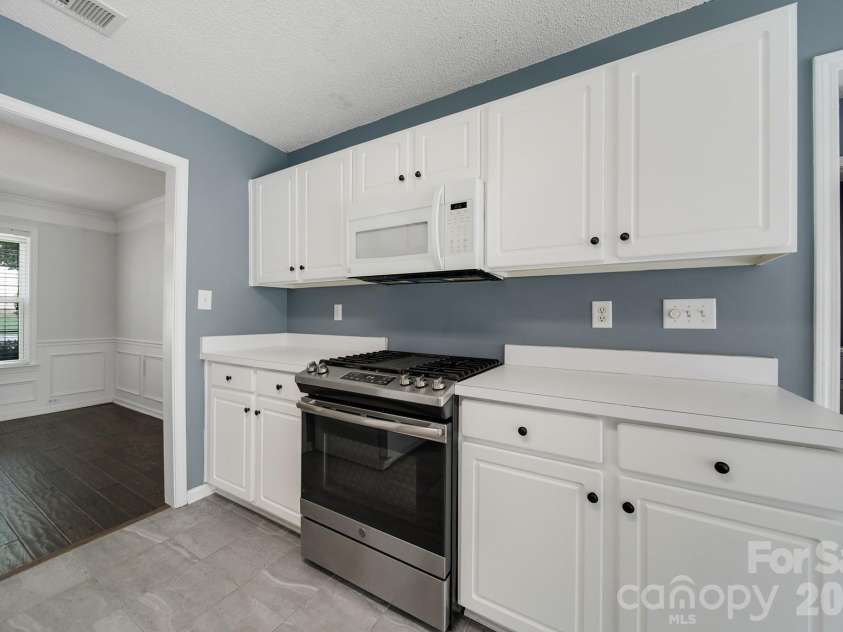 11343 Fox Hill Drive, Charlotte, NC 28269.  MLS# CAR4370223, YatesRealty ID 46081. Kitchen