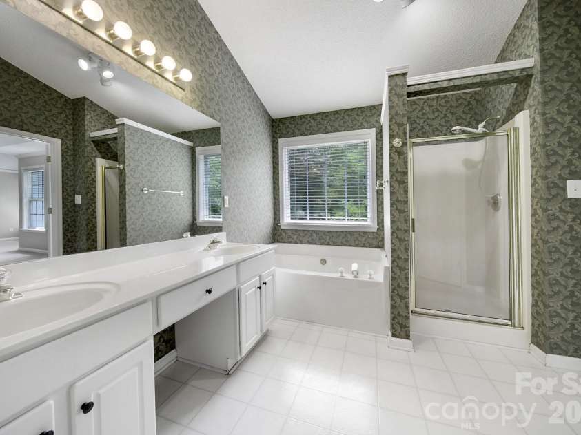11343 Fox Hill Drive, Charlotte, NC 28269.  MLS# CAR4370223, YatesRealty ID 46081. Primary Bathroom